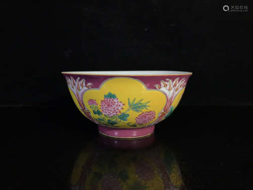 A CHINESE FAMILLE ROSE FLORAL PORCELAIN BOWL