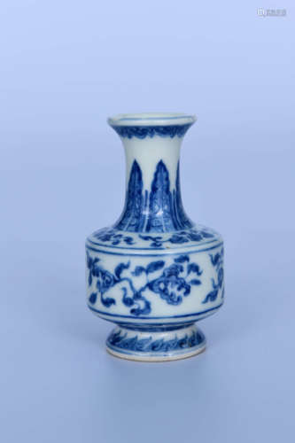 A CHINESE BLUE AND WHITE FLORAL PORCELAIN VASE