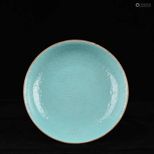 A CHINESE TURQUOISE-GLAZED FLORAL PLATE