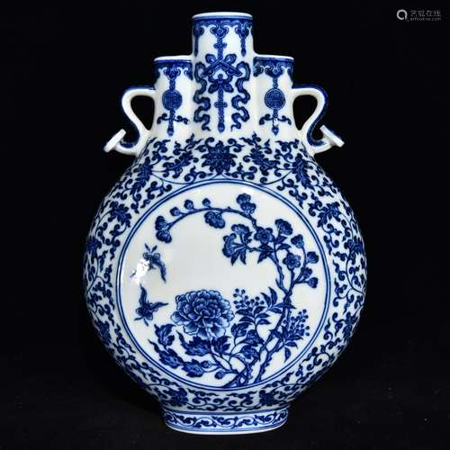 A CHINESE BLUE AND WHITE FLORAL PORCELAIN VASE