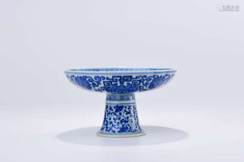 A CHINESE BLUE AND WHITE FLORAL PORCELAIN PLATE