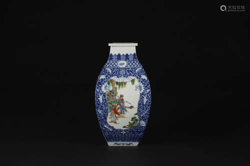 A CHINESE FAMILLE ROSE FIGURE PATTERN PORCELAIN VASE