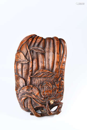 A CHINESE CARVED BAMBOO ORNAMENT