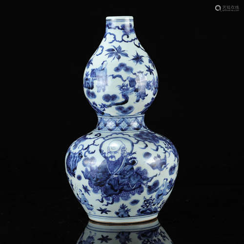 A CHINESE BLUE AND WHITE FIGURE PAINTED PORCELAIN GOURD-SHAPED VASE