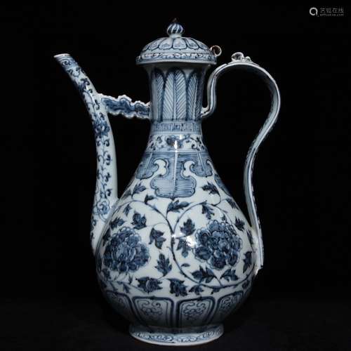 A CHINESE BLUE AND WHITE FLORAL PORCELAIN EWER 