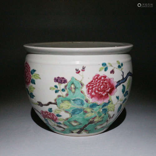 A Chinese Famille Rose Floral Porcelain Tank