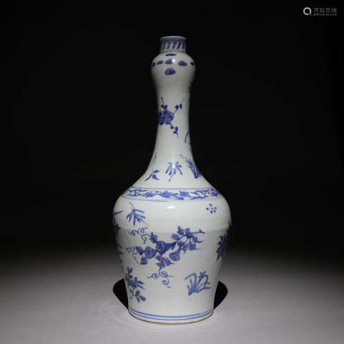 A Chinese Blue and White Floral Porcelain Vase