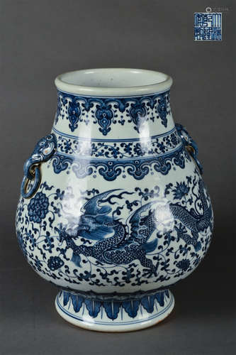 A Chinese Blue and White Dragon Patterned Porcelain Vase