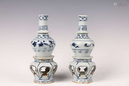 A Pair of Chinese Blue and White Porcelain Vases