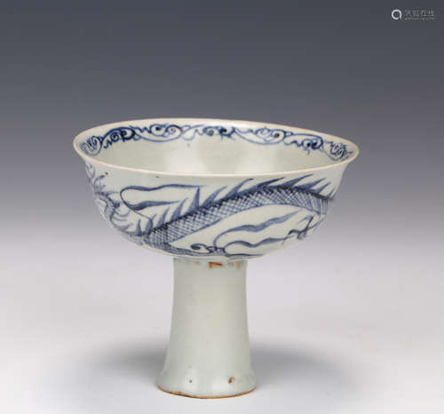 A Chinese Dragon Patterned Porcelain Stem Cup