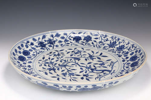 A Chinese Blue and White Floral Porcelain Plate