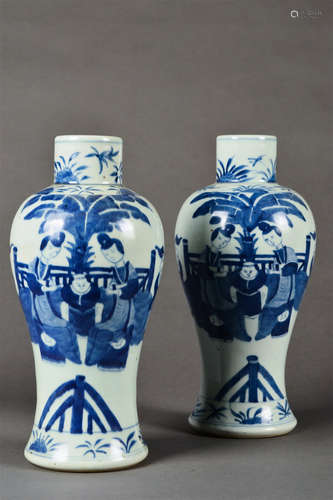 A Pair of Chinese Blue and White Porcelain Vases