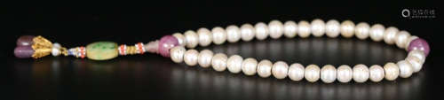 AN OLD PEARL STRING BRACELET WITH 36 BEADS