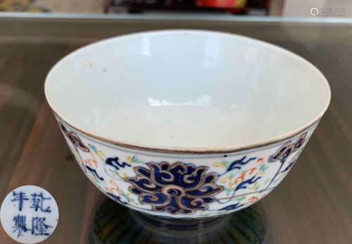 A WHITE GLAZE BOWL PAINTED WITH FLOWER PATTERN