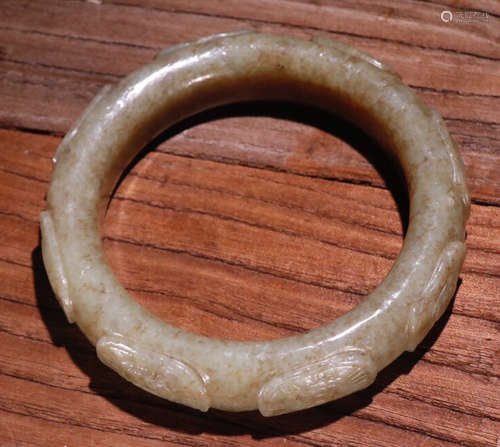 A HETIAN JADE BANGLE CARVED WITH PATTERN