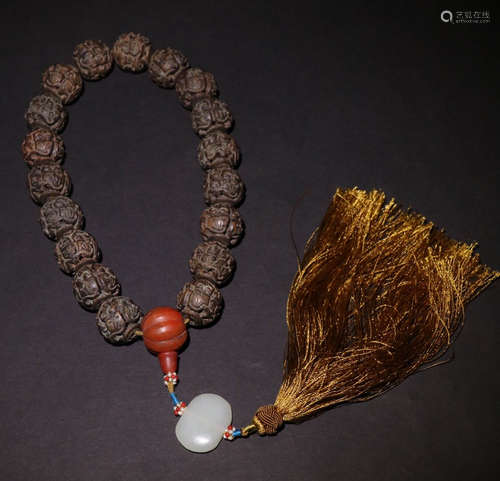 A CHENXIANG WOOD STRING BRACELET WITH 18 BEADS