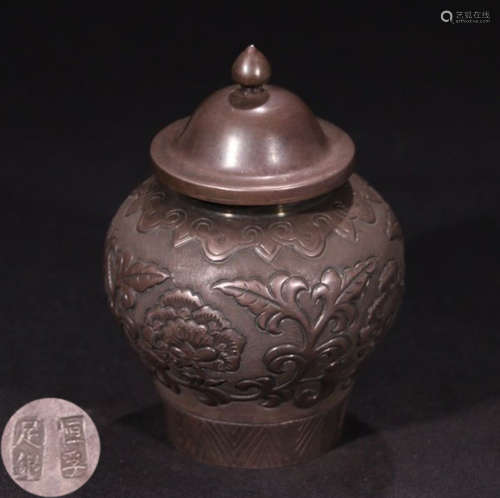 A SILVER JAR CARVED WITH FLOWER PATTERN