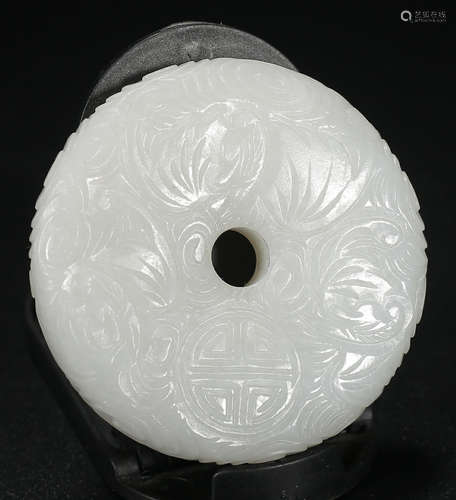 A HETIAN WHITE JADE PENDANT CARVED WITH AUSPICIOUS PATTERN