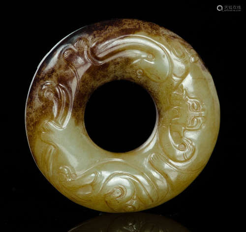 AN ANTIQUE JADE PENDANT CARVED WITH DRAGON