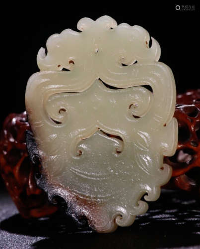 AN ANTIQUE JADE PENDANT HOLLOW CARVED