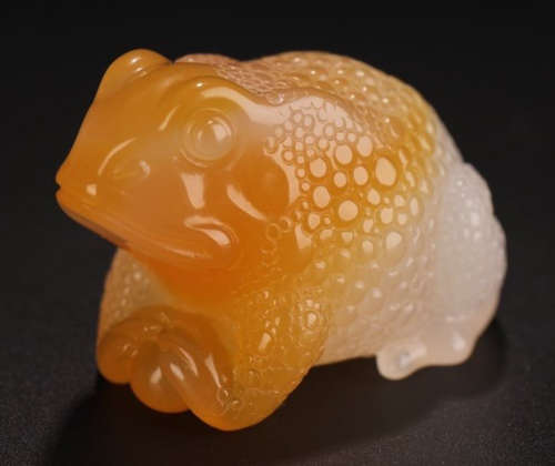 A SHOUSHAN STONE PENDANT SHAPED WITH TOAD