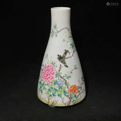 A Chinese Multicolored Floral Porcelain Vase