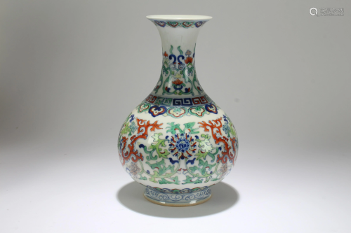 A Chinese Bat-framing Fortune Estate Porcelain Vase