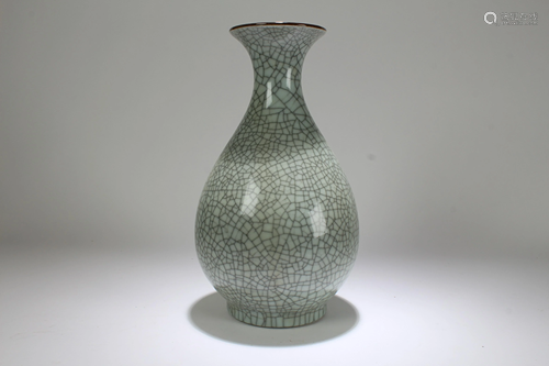 An Estate Chinese Crack-style Fortune Porcelain Vase