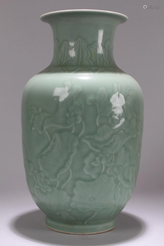 An Estate Chinese Longquan Fortune Porcelain Vase