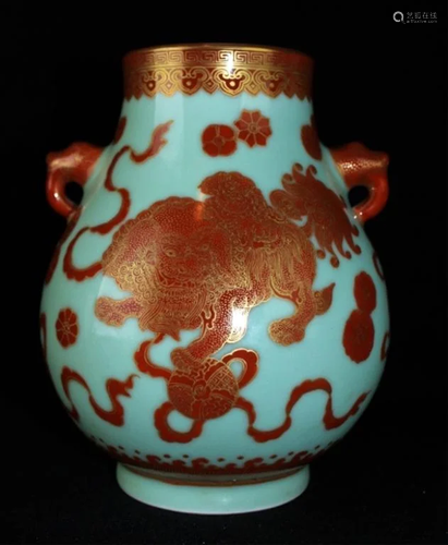 Chinese Qing Porcelain Gilted Gold Lion Vase