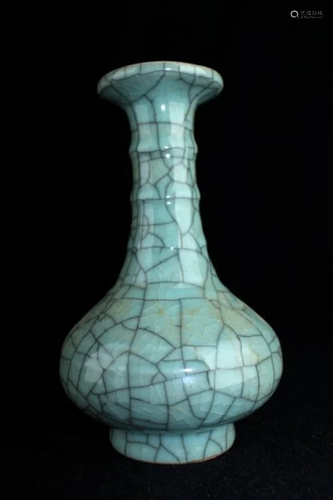 Chinese Song Porcelain Crackle Vase