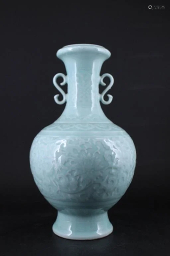 Large Chinese Qing Porcelain Vase