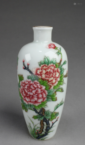 Chinese Famille Rose Porcerlain Vase