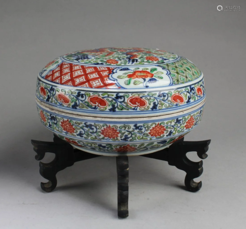 Chinese Porcelain Round Container