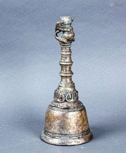 INDE/NEPAL Cloche en bronze argenté XXe siècle H. …