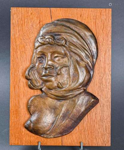 Reine MAILLOUX (XXème) Bas relief en bronze figura…