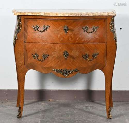 Commode en placage à décor de marqueterie à motifs…