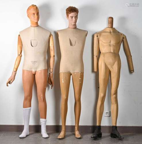 Lot de trois mannequins hommes en tissu, céramique…