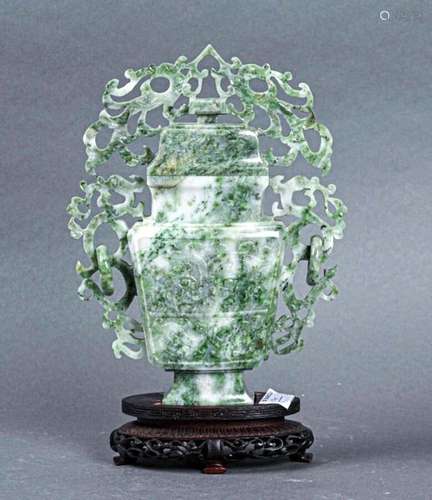 CHINE XIXe siècle Vase couvert en jadéite sculptée…