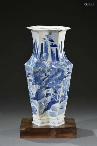 CHINE XIXe siècle Grand vase engagé multifaces en …