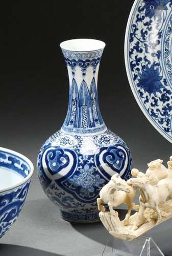 CHINE XIXe siècle Vase balustre en porcelaine, à d…