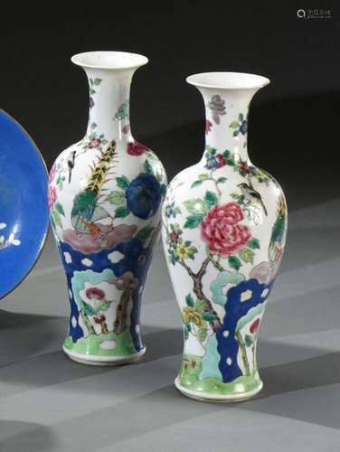 CHINE XIXe siècle Paire de vases en porcelaine à d…