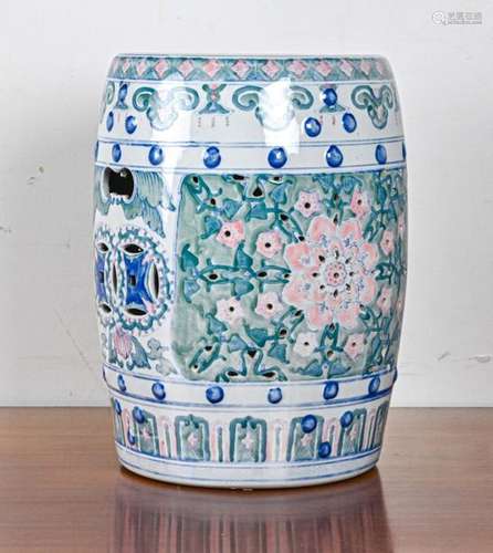 CHINE XXe siècle Tabouret en porcelaine, à décor b…