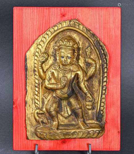 TIBET Plaque en bronze doré, à décor repoussé de V…