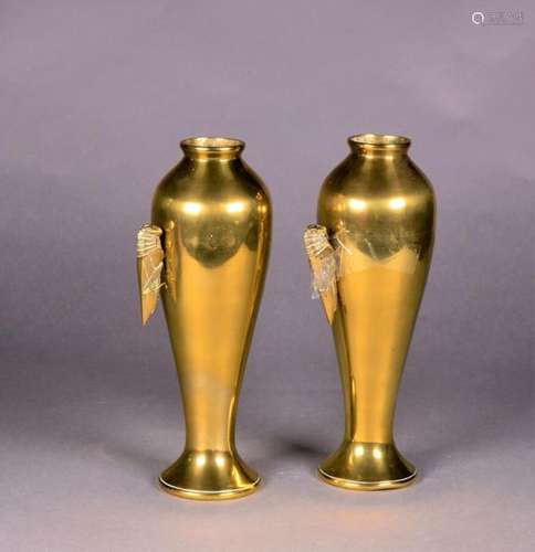 JAPON Vers 1900 Paire de vases en bronze doré, app…