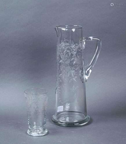 Une carafe et un verre en cristal gravé de branche…