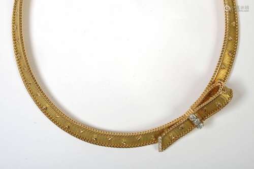 18 karat yellow gold necklace decorated with a \