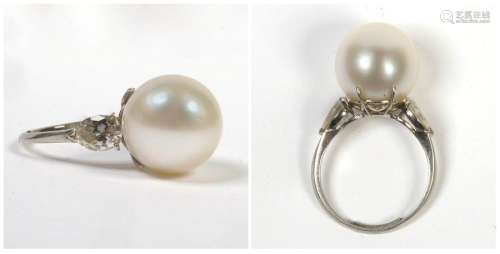 Platinum ring set with a white pearl and 2 pear cu…