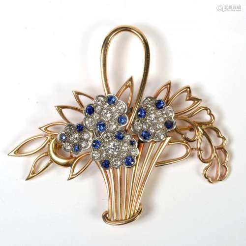 18K yellow gold brooch in the shape of a \