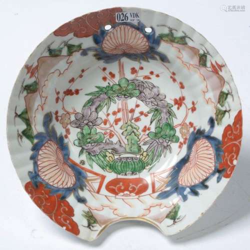 Bearded dish in Imari porcelain with vegetal decor…